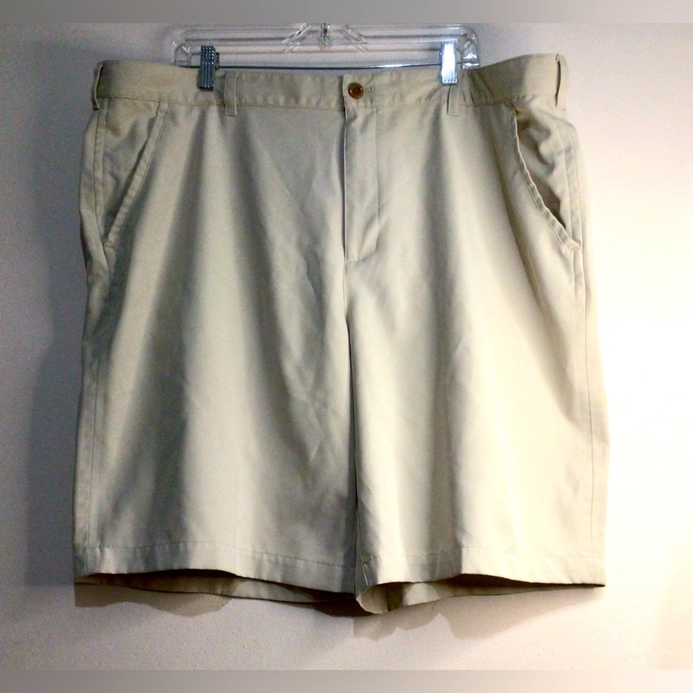 Men’s IZOD Khaki Golf Shorts. Size 44